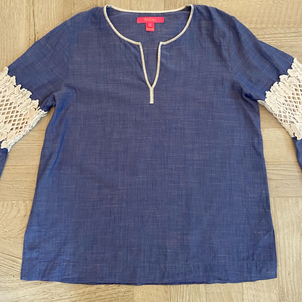 LILLY PULTIZER CHAMBRAY AND WHITE CASUAL SHIRT SIZE S.